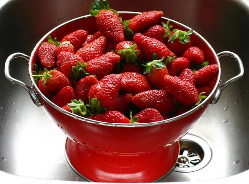 strawberry_colander_2.jpg